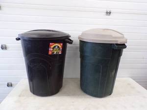 Pair of 32 Gallon Garbage Cans