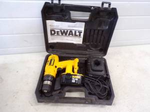 Dewalt 14.4 Cordless Drill with Charger, Battery and Case