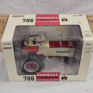 Ertl Farmall 706 116  in box