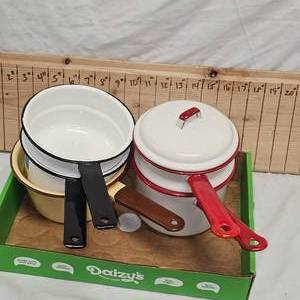 Lot of 4 Porcelain Potspans