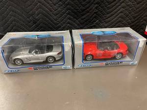 Welly Dodge Viper 2003 124 Diecast Cars - Silver & Red (Boxed)