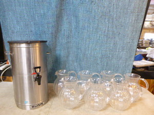 Bunn Iced Tea Dispenser with Small Pitchers