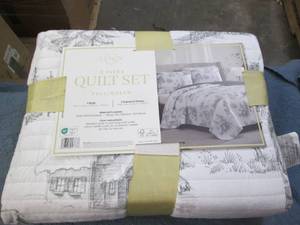 Lenox Full Queen 3 piece quilt set...