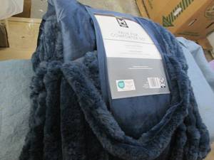 King size faux fur comforter set...