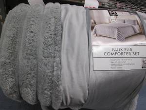 King size faux fur comforter set...
