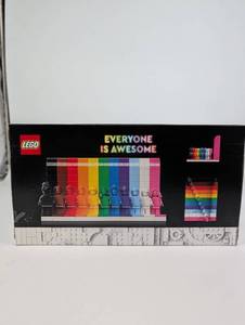 LEGO 40516 Everyone Is Awesome - Rainbow Minifigure Set (346 pcs)