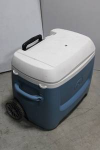 Igloo Rolling Cooler - 23.5 in L x 14.5 in W x 20.5 in H - Blue