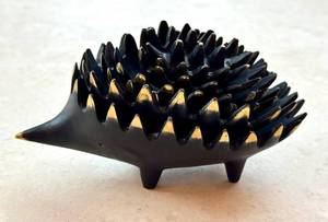 K - Walter Bosse Hedgehog Ashtrays - Set of 6 - Mid-Century Black with Gold Spines
