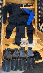 DR - Beuchat Contact Pro Fins (4) & Wetsuits & Masks & Snorkel in Duffle