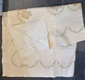 LR - Vintage Floral Quilt 73x92 in - IvoryBeige with Yellow Flower Motifs