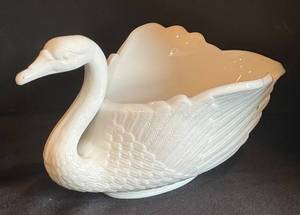 DR - Vintage Milk Glass Swan Bowl