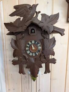 Carved Black Forest Cuckoo Clock with Leaves & Bird, 1905 - Mechanical