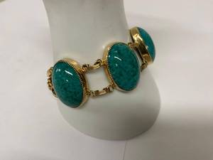 Vintage Gold Tone Link Bracelet w Green Mottled Cabochons 43.57g
