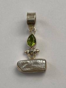 925 Sterling Silver Green Stone & Pearl Drop Pendant 3.66g Used