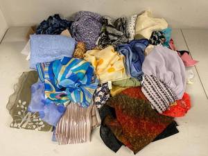 Mixed Women��s Fashion Scarves Lot Assorted Prints Colors Pre-Owned