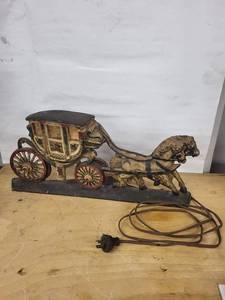 Horse-Drawn Carriage Lamp - Vintage Metal Figurine with Bulb