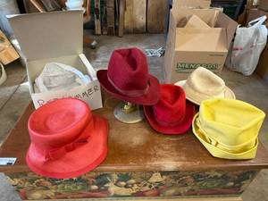 Vintage Women��s Dress Hat Lot 5 Hats w Mr John Jr Yellow Hat Stand