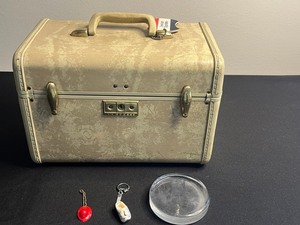 Samsonite Streamlite Vintage Train Case - Beige Aluminum Vanity Case & Accessories