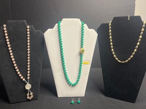 VTG Green Stone Knotted Bead Necklace with Gold Floral Pendant, Earrings & Gold Chain Necklace