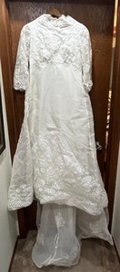Beautiful VTG Bridal Gown - Ivory Lace Overlay with Pearl Embellishments, Button-Back & Veil - Approx SZ 12