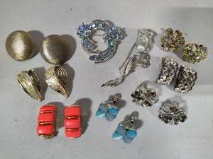 Lisner Stamped Vintage Brooches & Earrings