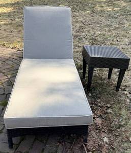 Outdoor Wicker Chaise Lounge with Table&nbsp