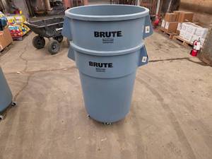 (2) Rubbermaid Brute 55 Gallon Tras...
