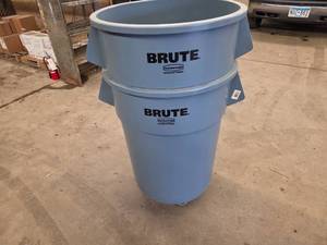 (2) Rubbermaid Brute 55 Gallon Tras...