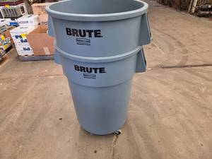 (2) Rubbermaid Brute 44 Gallon Tras...
