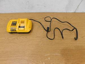 DEWALT 20V MAX  60V MAX FLEXVOLT Lithium-Ion Fan Cooled Fast Battery Charger