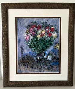 Marc Chagall Bouquet de fleurs au-dessus du village - Framed Print 18x22