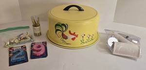 Vintage Yellow Rooster Cake Tin with Lid - Decorative Farmhouse Kitchen Storage