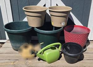 Lot of 6 Outdoor Plastic Planter Pot & 1 Watering Can - Assorted Sizes