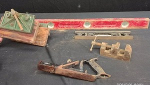VINTAGEANTIQUE PLANER, 2 LEVELS, AND 2 VICES