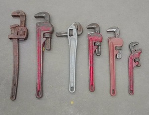 6 VINTAGE PIPE WRENCHS