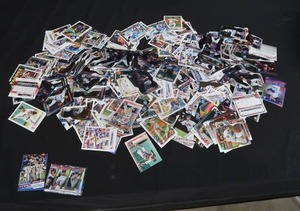 LOT OF BASEBALL TRADING CARDS