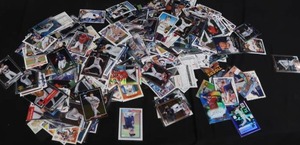 LOT OF BASEBALL TRADING CARDS