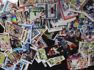 LOT OF FOOTBALL TRADING CARDS