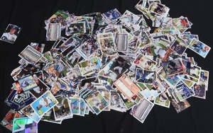 LARGE LOT OF BASEBALL TRADING CARDS