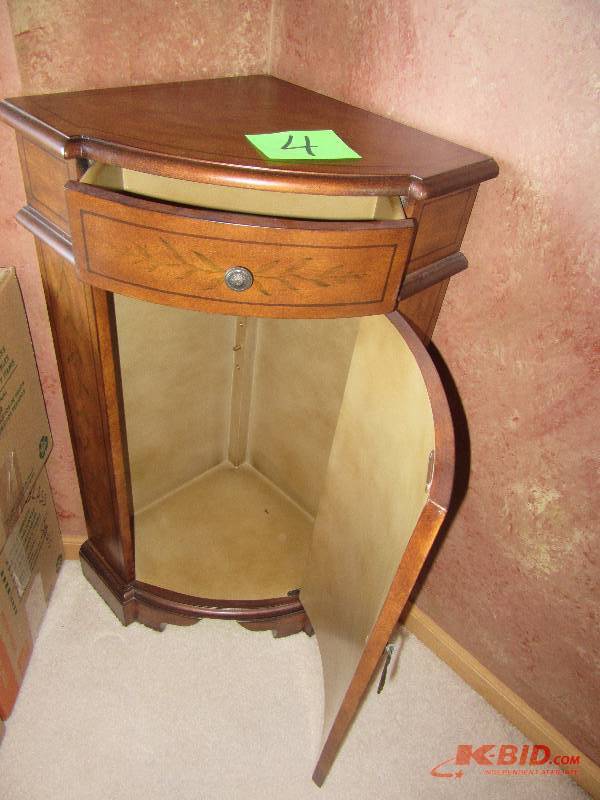 lot 4 image: Corner Shelf unit