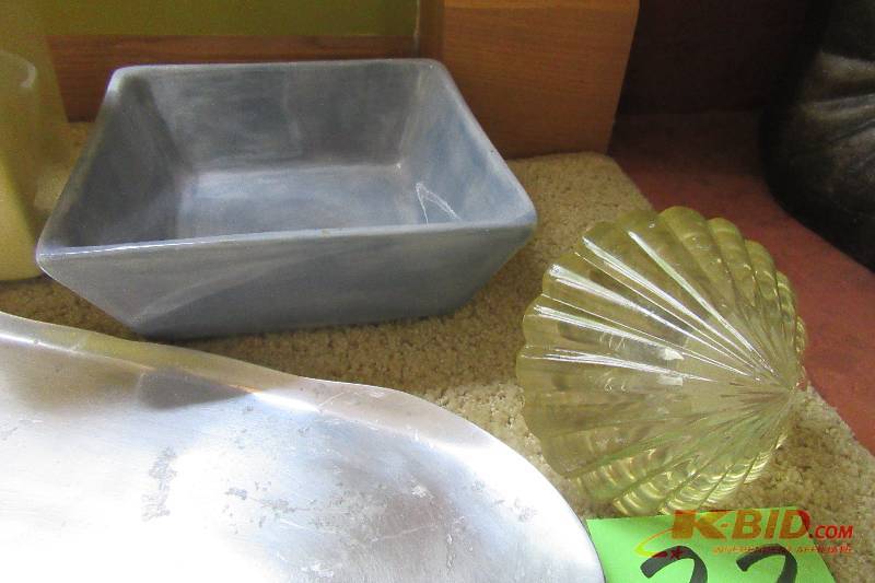 lot 33 image: Display Vase and Bowl