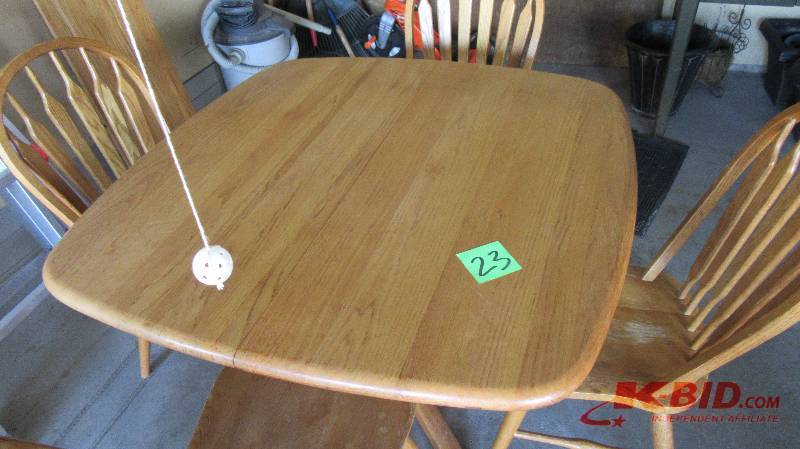 lot 23 image: Solid Oak Kitchen Table with 2 leafs