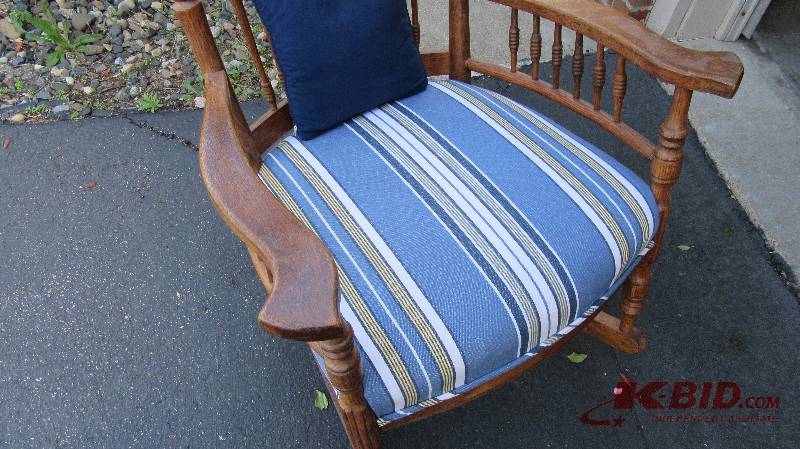 lot 22 image: Antique Rocker
