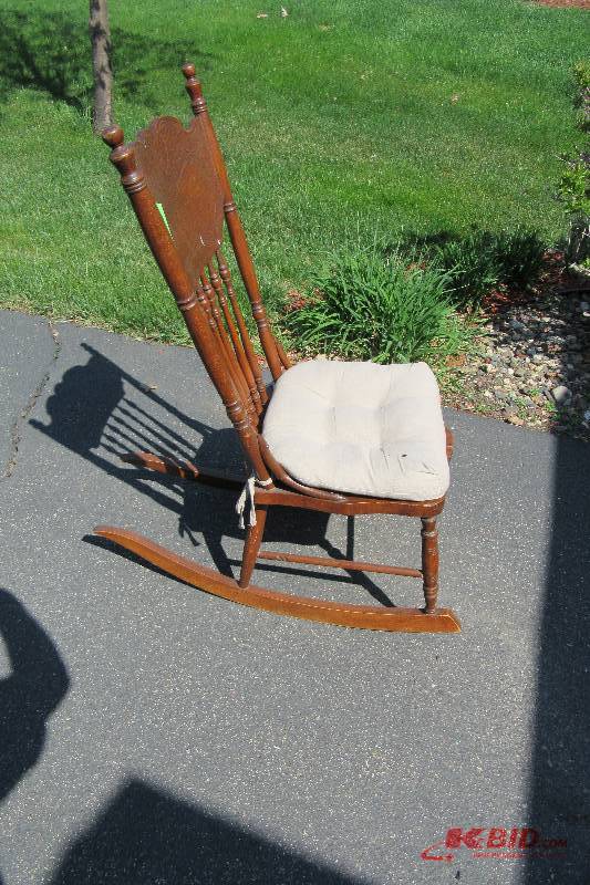 lot 21 image: Antique Rocker