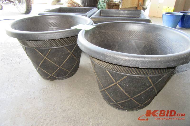 lot 89 image: Large and small PLASTIC planters