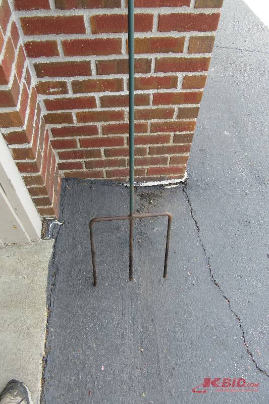 lot 92 image: 8 ft, 2 planter hanger