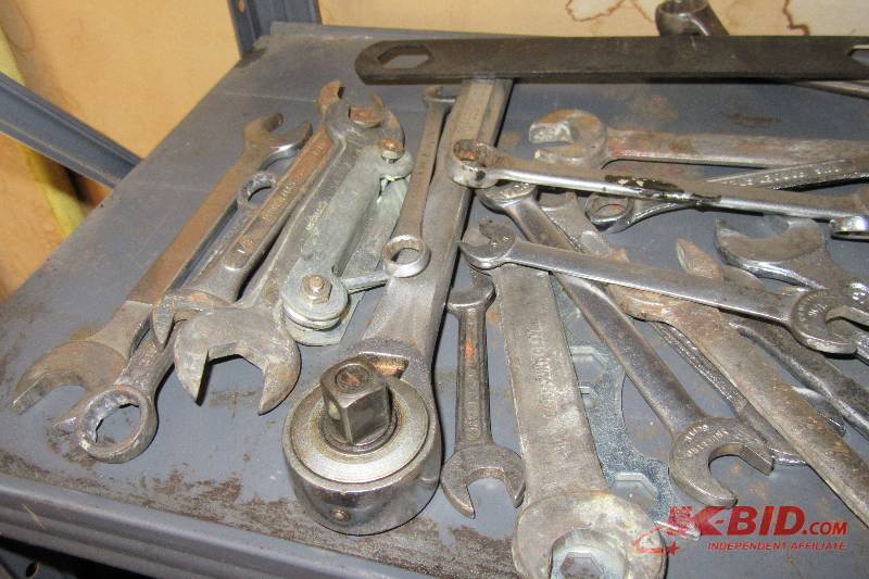 lot 103 image: Large lot of wrenches