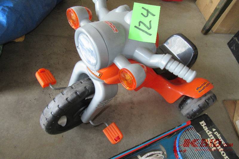lot 124 image: Harley Davidson kids tricycle. Plastic.. Good shape.. Makes sound.. Badmitten set