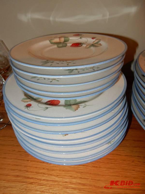 lot 130 image: Savoir Vivre China Set
