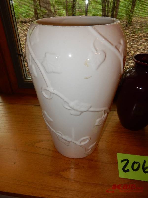 lot 206 image: 3 Vases as  pictured